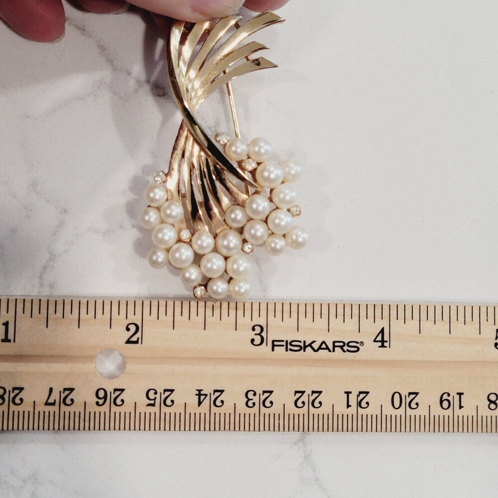 Crown Trifari Faux Pearl Rhinestone Swirl Brooch Gold Tone Cluster Bouquet MCM - Picture 9 of 16